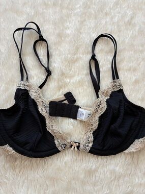 GAP Black Bra with Cream Lace Trim - Supportive Everyday Style